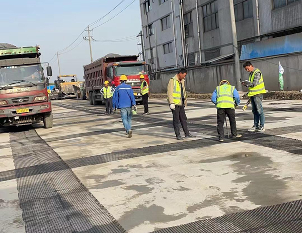 右玉老材料的新故事:玻璃纤维土工格栅如何在‘白改黑’浪潮中重获新生?